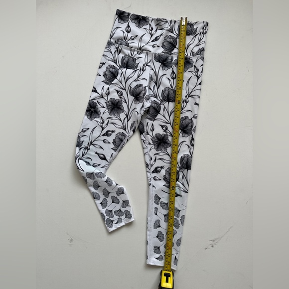 Evolution And Creation Yoga Pants - Black/White Floral - Size: Medium - Picture 4 of 5